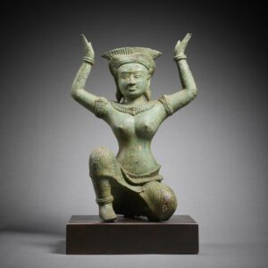 divinite feminine agenouillee